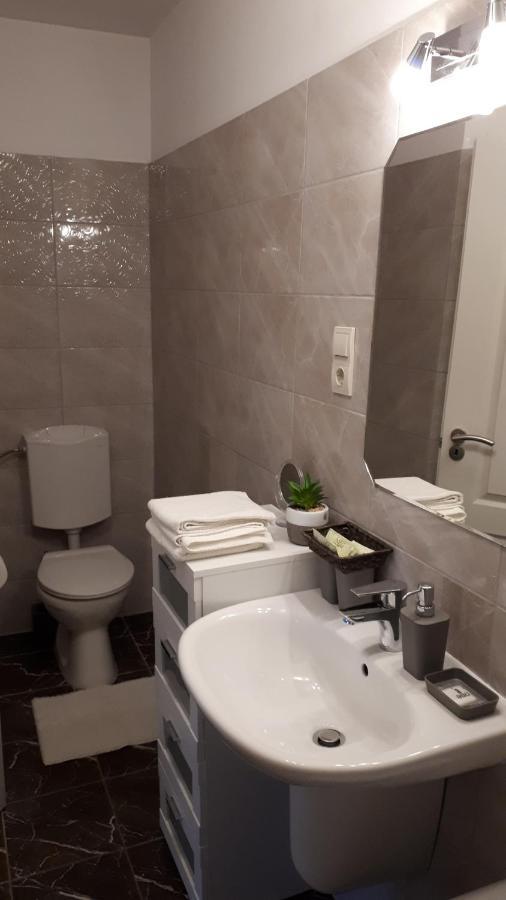 Hedi Vendeghaz Eger Apartment ภายนอก รูปภาพ